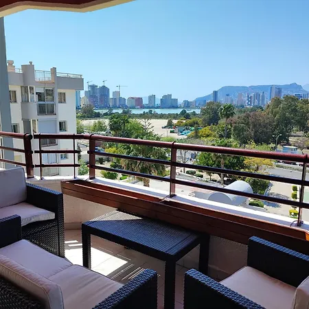 Aloha Salinas Beach, Primera Linea